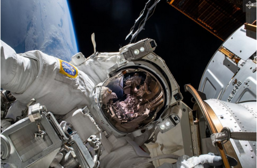 Astronot Badan Eksplorasi Dirgantara Jepang (JAXA) Koichi Wakata saat berjalan di luar angkasa pada 2 Februari 2022. Ia menjadi bagian dari penjaga Stasiun Luar Angkasa Internasional (ISS) pada periode itu. Gambar: NASA