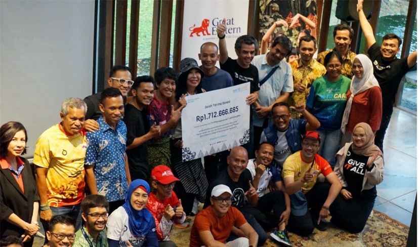 Seluruh perwakilan pelari, panitia, dan sponsor dalam seremonial penyerahan total donasi Run To Care 2023 pada 29 September 2023 di Dia.Lo.Gue, Kemang, Jakarta Selatan. (Foto: Great Eastern Life Indonesia)