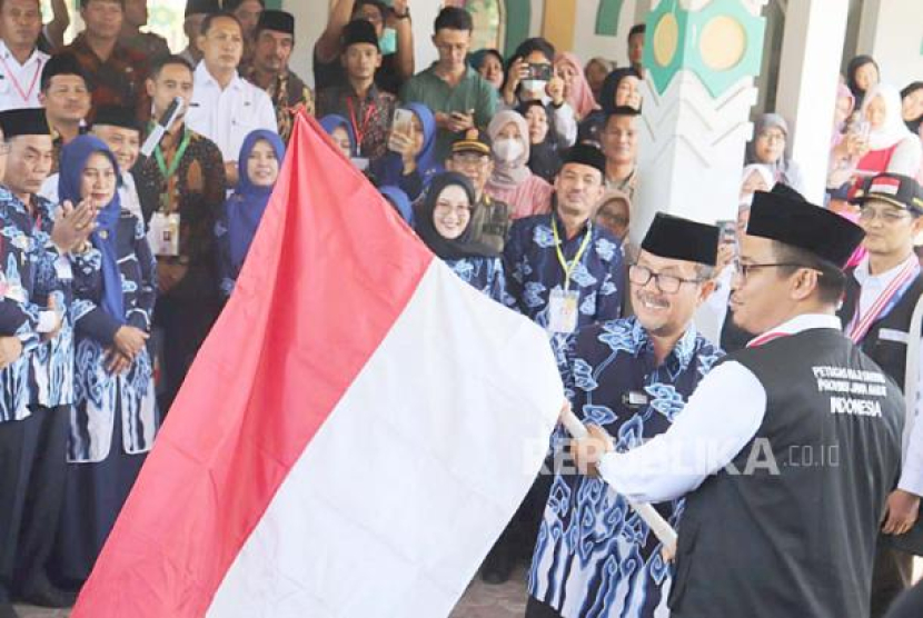 Bupati Cirebon Imron melepas sebanyak 440 calhal Kabupaten Cirebon untuk berangkat ke Tanah Suci. (Dok. Republika)