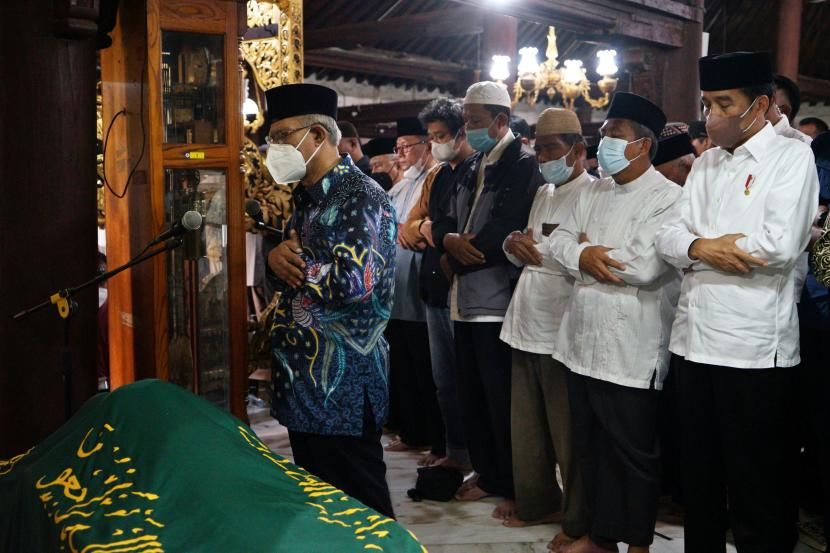 Sholat Jenazah dilakukan tanpa rukuk dan sujud. Presiden Joko Widodo (kanan) dan Ketua Umum PP Muhammadiyah Haedar Nashir (kiri) melaksanakan shalat jenazah saat melayat Almarhum Buya Syafii Maarif di Masjid Gedhe Kauman, Yogyakarta, Jumat (27/05/2022). 