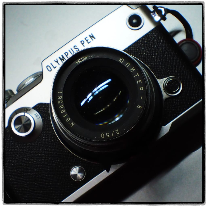 Lensa ulir M39 Jupiter-8 50mm F/2 terpasang pada bodi kamera mirrorles Olympus Pen-F dengan bantuan adapter lensa ulir LTM to Micro Four Third. (Foto Dok Kang Jepret)