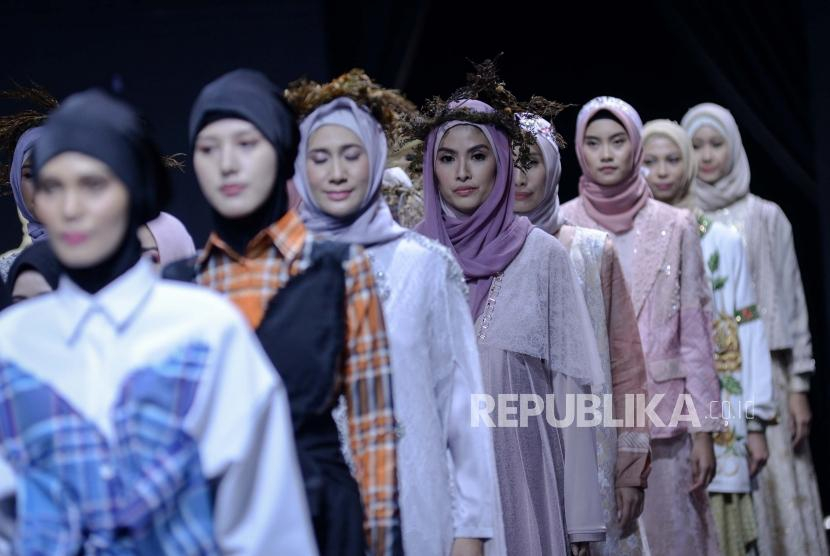  Sebagian orang memanfaatkan momen Lebaran dan Idul Fitri untuk memulai bisnis modest fashion di Indonesia, salah satunya dengan memproduksi hijab/ilustrasi. (foto: republika.co.id).