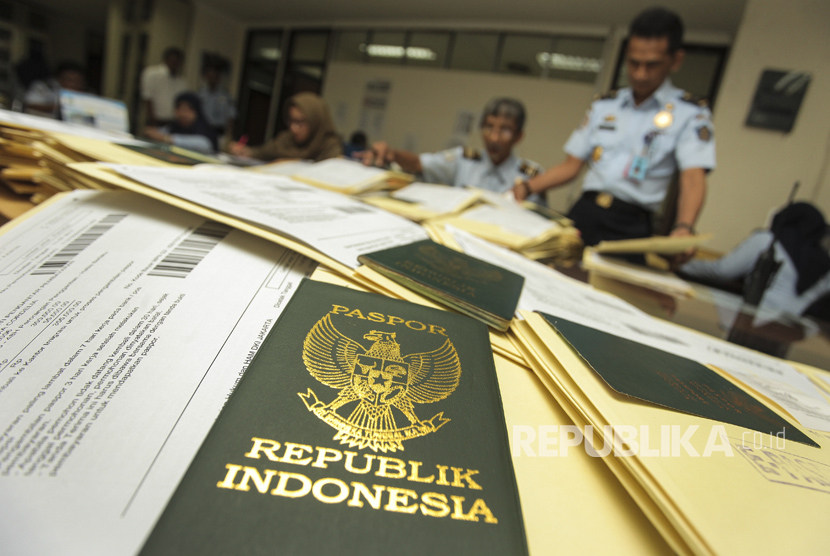 Mengurus paspor. Anak-anak juga perlu memiliki paspor untuk berpergian ke luar negeri. Foto: Republika.