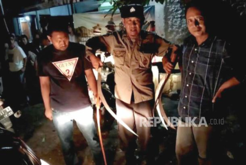 Petugas patroli Polsek Astanajapura Polresta Cirebon mengamankan remaja yang diduga hendak perang sarung dan menemukan sejumlah senjata tajam. (Dok. Republika)