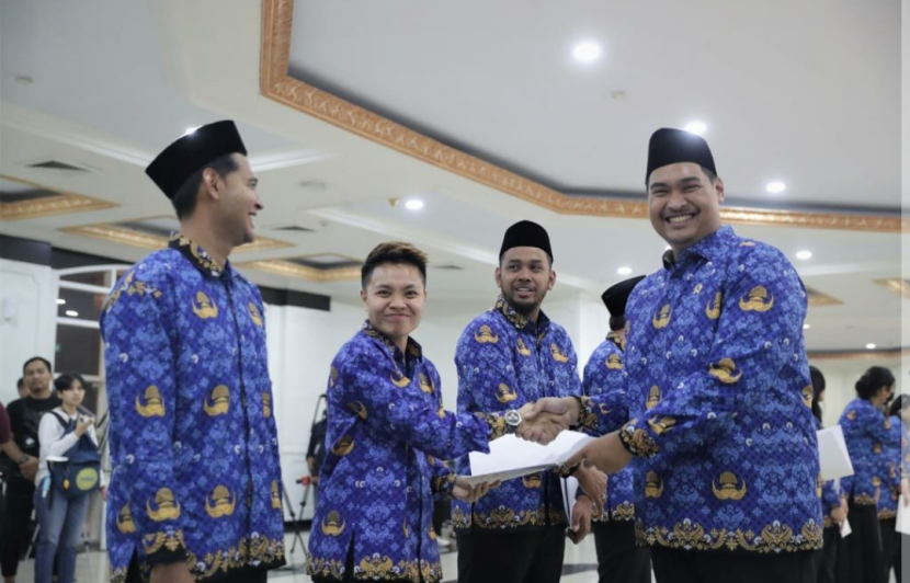 Sebanyak 12 atlet bulutangkis berprestasi disumpah menjadi PNS di Kementerian Pemuda dan Olahraga dengan disaksikan langsung Menpora Dito Ariotedjo. (source: humas Kemenpora)