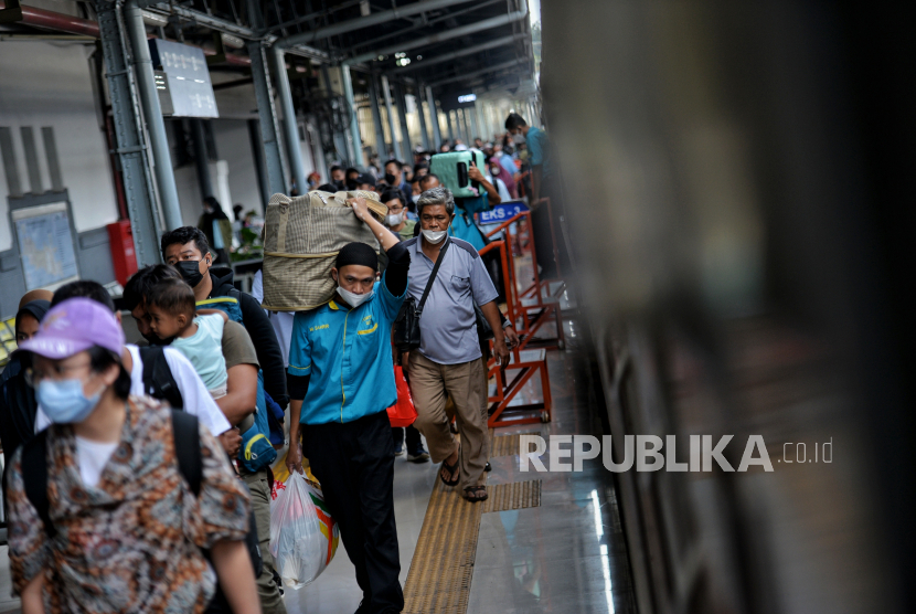 Ilustrasi. Stasiun Pasar Senen, Jakarta, saat Mudik Lebaran 2023 lalu. (Foto: Dok. Republika/Thoudy Badai)