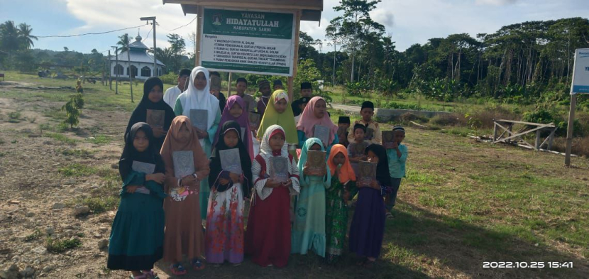 Laznas BMH bersinergi dengan Bank Papua menyalurkan Alquran untuk para santri Pesantren Hidayatullah di Kampung Tetom Jaya, Kecamatan Bonggo, Kabupaten Sarmi, Sabtu (22/10/2022). (Foto; BMH)