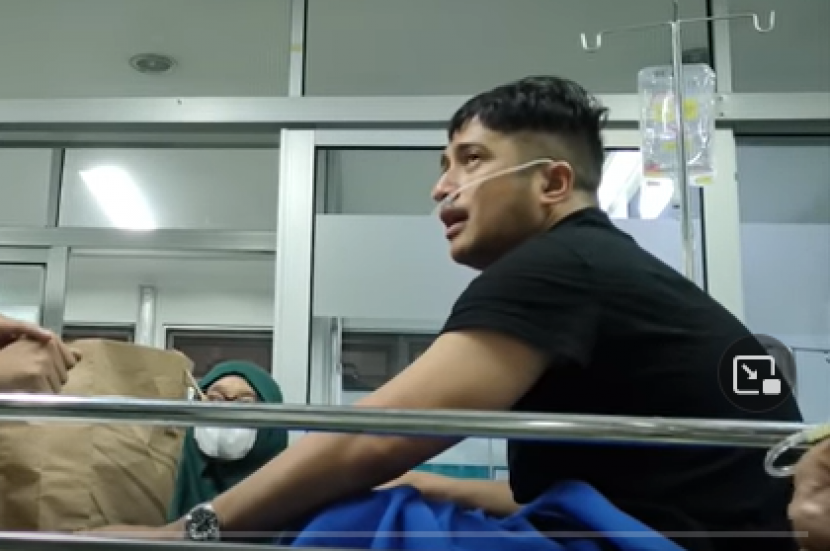 Irfan Hakim. Presenter Irfan Hakim dilarikan ke rumah sakit karena mengalami mual dan muntah bahkan pingsan setelah makan keripik terpedas di dunia. Foto: Tangkapan layar Youtube.