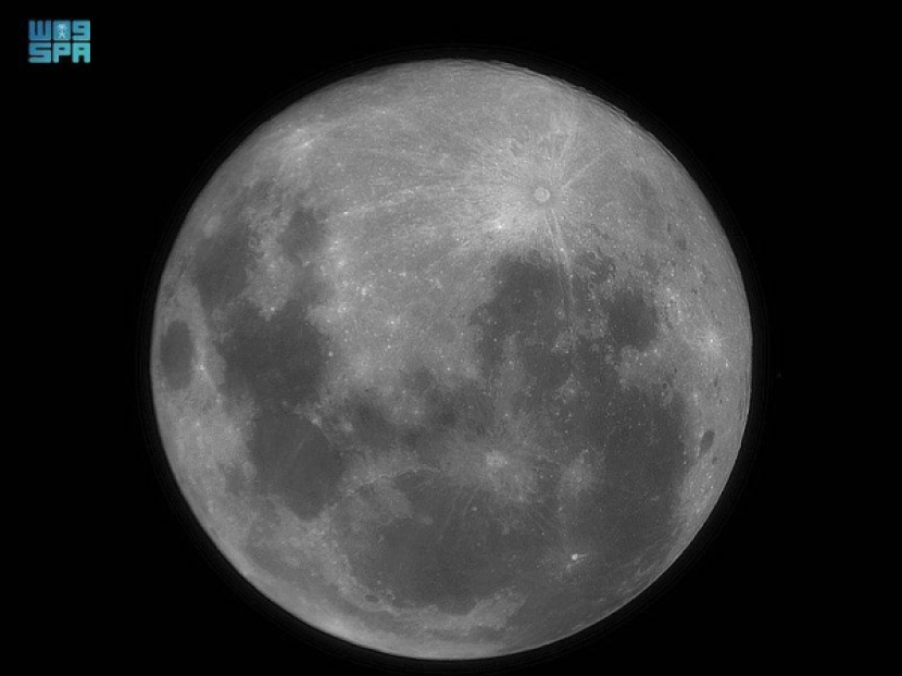 Fenomena bulan purnama raksasa atau supermoon 2023 juga dikenal sebagai moon buck terlihat di langit Arab Saudi dan dunia Arab pada Senin (3/7/2023). Fenomena Supermoon Pertama 2023 Buck Moon Terlihat di Langit Arab Malam Ini. Foto: SPA