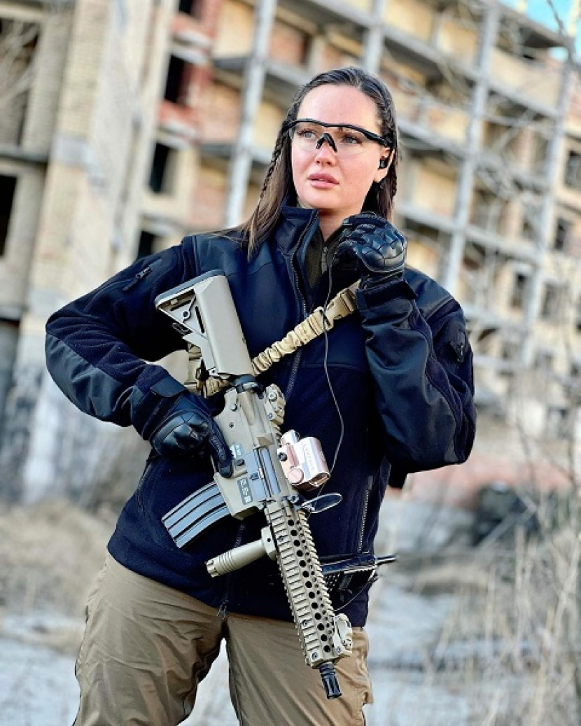 Anastasia Lena yang dahuku terlihat beberapa kali memegang senapan kayu airsoft dalam balutan pakaian militer. Dia sekarang tampaknya menggunakan peluru asli yang terbuat dari timah alih-alih pelet plastik senjata air soft gun-nya dahulu pernah dimainkan.