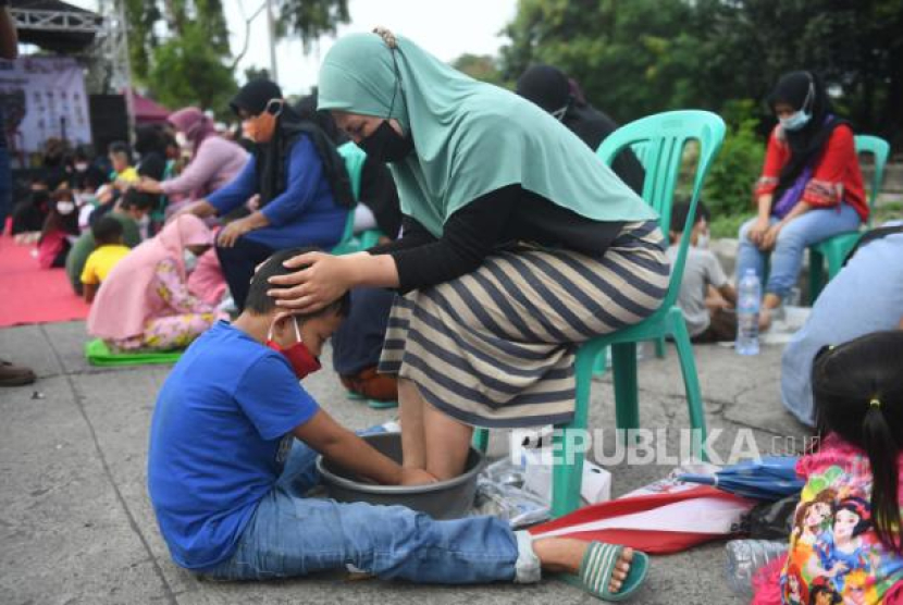 Sejumlah anak mencuci kaki ibunya pada aksi cuci kaki ibu massal di Jakarta, Rabu (22/12/2021). Aksi yang diikuti sebanyak 500 peserta itu bertujuan untuk meningkatkan rasa cinta kasih kepada ibu, khususnya dalam rangka memperingati Hari Ibu. Doa untuk Kedua Orang Tua, Arab, Latin dan Terjemahan. Foto: ANTARA/Akbar Nugroho Gumay