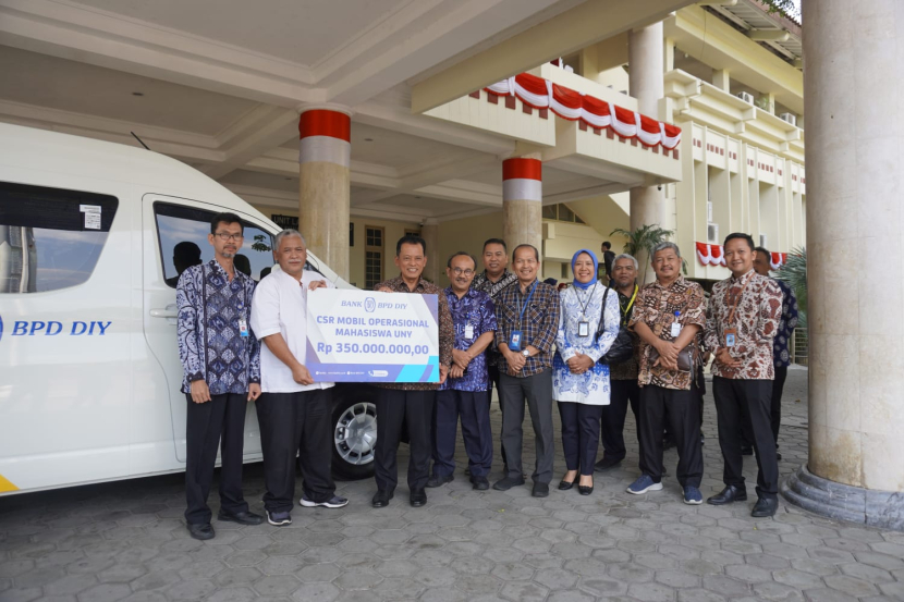 BPD DIY menyerahkan dana program Corporate Social Responsibility (CSR) kepada Universita Negeri Yogyakarta (UNY). Foto: uny.ac.id.