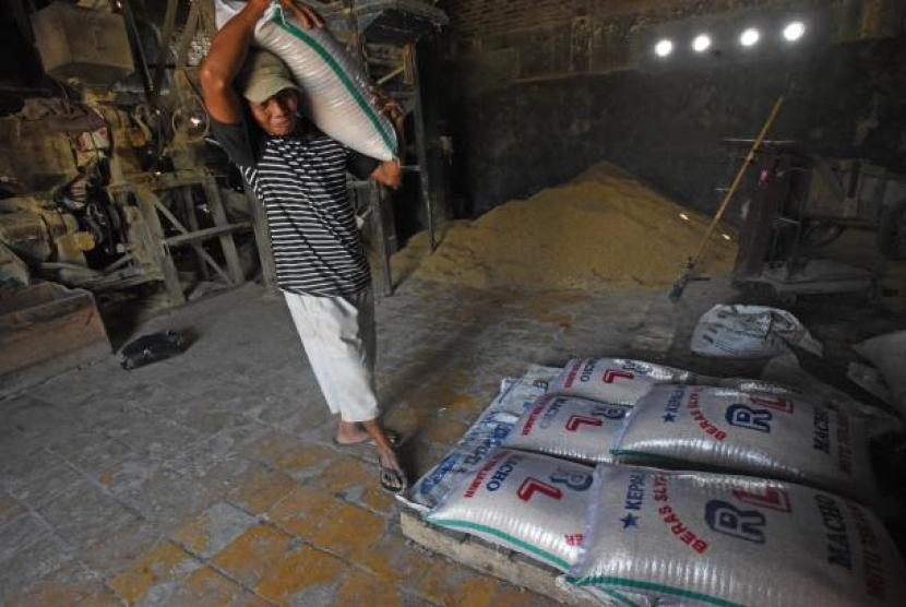 Pekerja mengangkut beras di penggilingan padi. (Ikustrasi) (Dok. Republika/Antara)