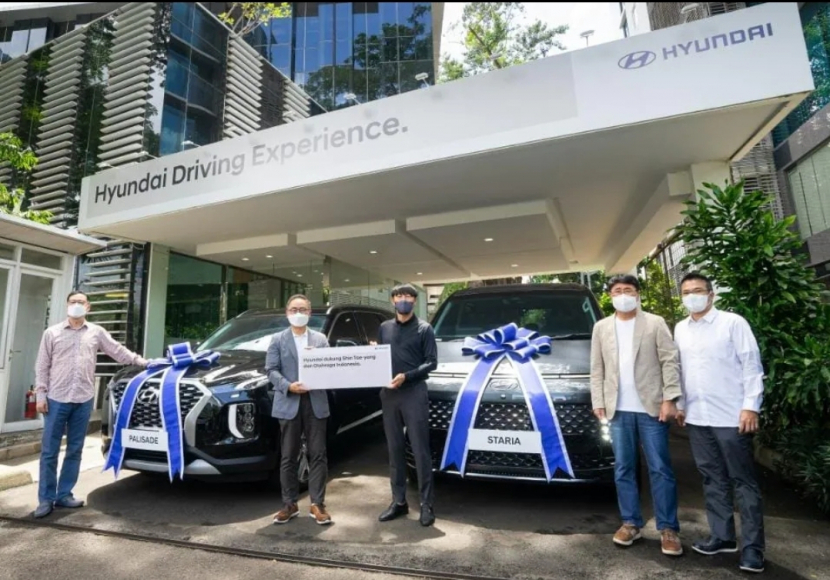 Penyerahan mobil untuk Shin Tae Yong. Dok. Hyundai Motors Indonesia 