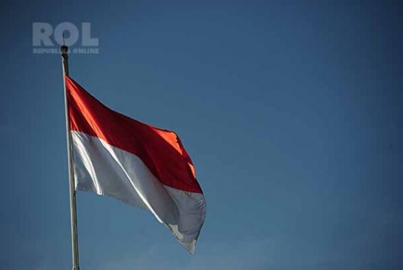  Bendera Merah Putih. Istri Presiden Soekarno, Ibu Fatmawati adalah sosok penjahit bendera merah putih pertama. Foto: Republika