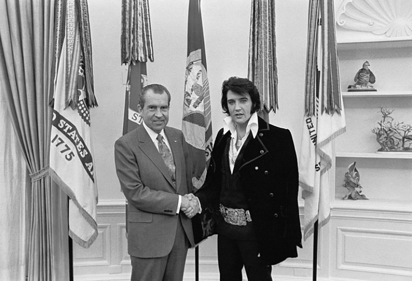 Elvis Presley (kanan) bertemu presiden Amerika Serikat saat itu, Richard Nixon, di Gedung Putih, 20 Desember 1971. (Ollie Atkins/Gedung Putih)