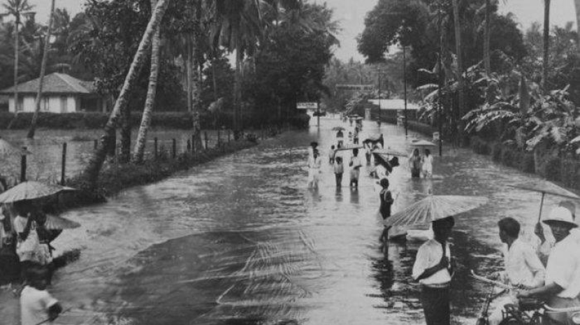  Banjir Batavia. Sejak era pemerintahan Hindia Belanda, Batavia yang posisinya berada di daerah rendah sudah terendam banjir.