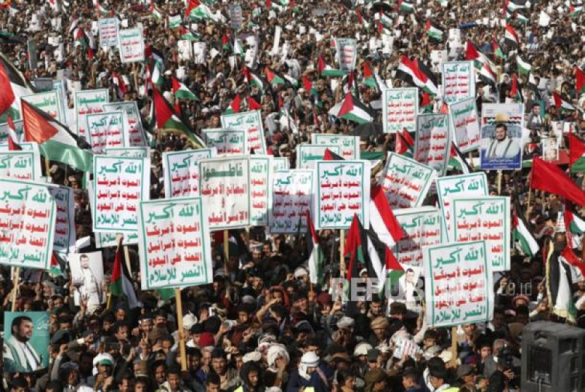 Ribuan orang melakukan aksi protes terhadap serangan udara AS dan Inggris di Sana'a, Yaman (12/1/2024). (EPA-EFE/YAHYA ARHAB)