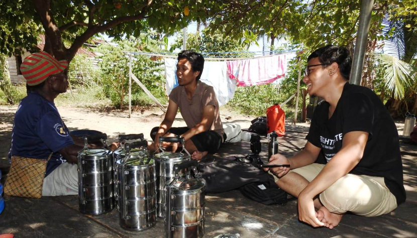 Berbincang dengan Maulud Sawoka (kiri) di lincak, Kampung Kambala, Kaimana (foto: priyantono oemar).