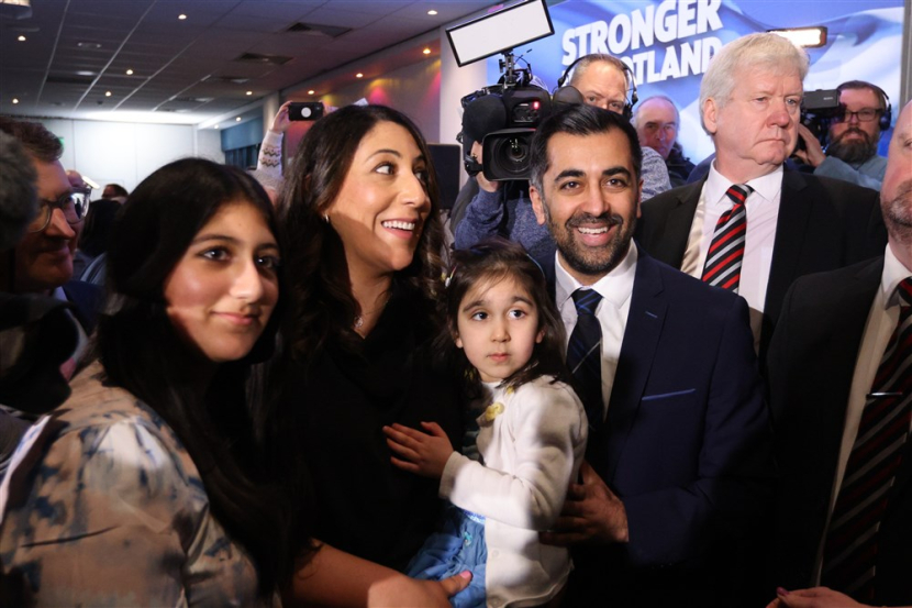 Pemimpin baru Partai Nasional Skotlandia dan mantan menteri kesehatan Humza Yousaf (tengah-kanan) bersama istrinya Nadia El-Nakla (tengah-kiri) dan putrinya Amal (tengah) setelah dia diumumkan menang di Stadion Murrayfield di Edinburgh, Skotlandia, Inggris, 27 Maret 2023. Foto: EPA-EFE/ROBERT PERRY