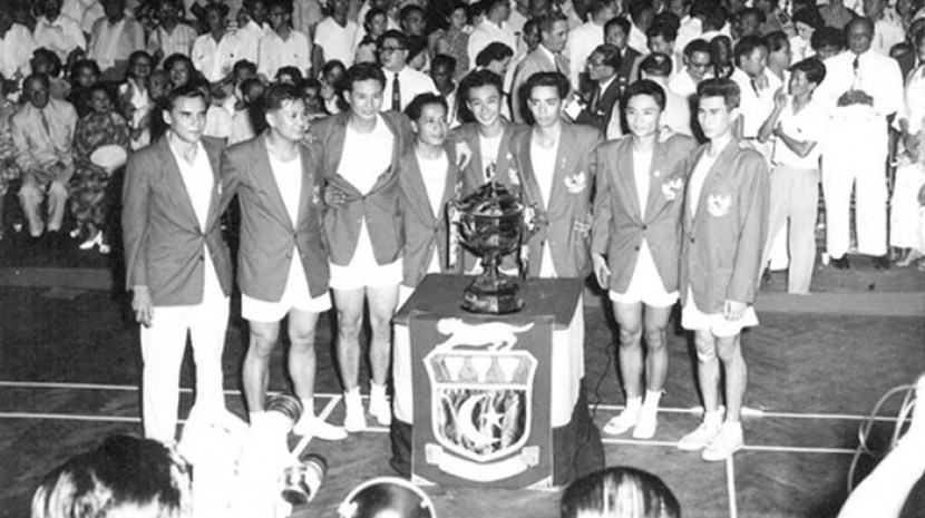 Anggota The Magnificent Seven berpose bersama Piala Thomas berhasil direbut dari Malaya. Dari kiri ke kanan: R Yusuf (Tim Manajer), Lie Po Djian, Njoo Kim Bie, Ramli Rikin (non-playing captain), Tan King Gwan, Eddy Joesoef, Tan Joe Hok, dan Ferry Sonneville. (Sumber: Koleksi Foto Tan Joe Hok) Baca selengkapnya di artikel 