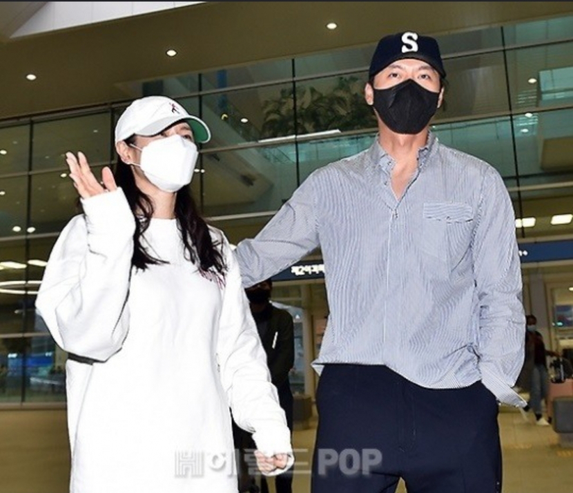 Kedatangan Son Yejin dan Hyunbin dari bulan madu. Dok. Herald Pop