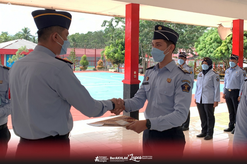 Kalapas Narkotika Banyuasin Lakukan Penyematan Pangkat Bagi 36 Pegawai ...