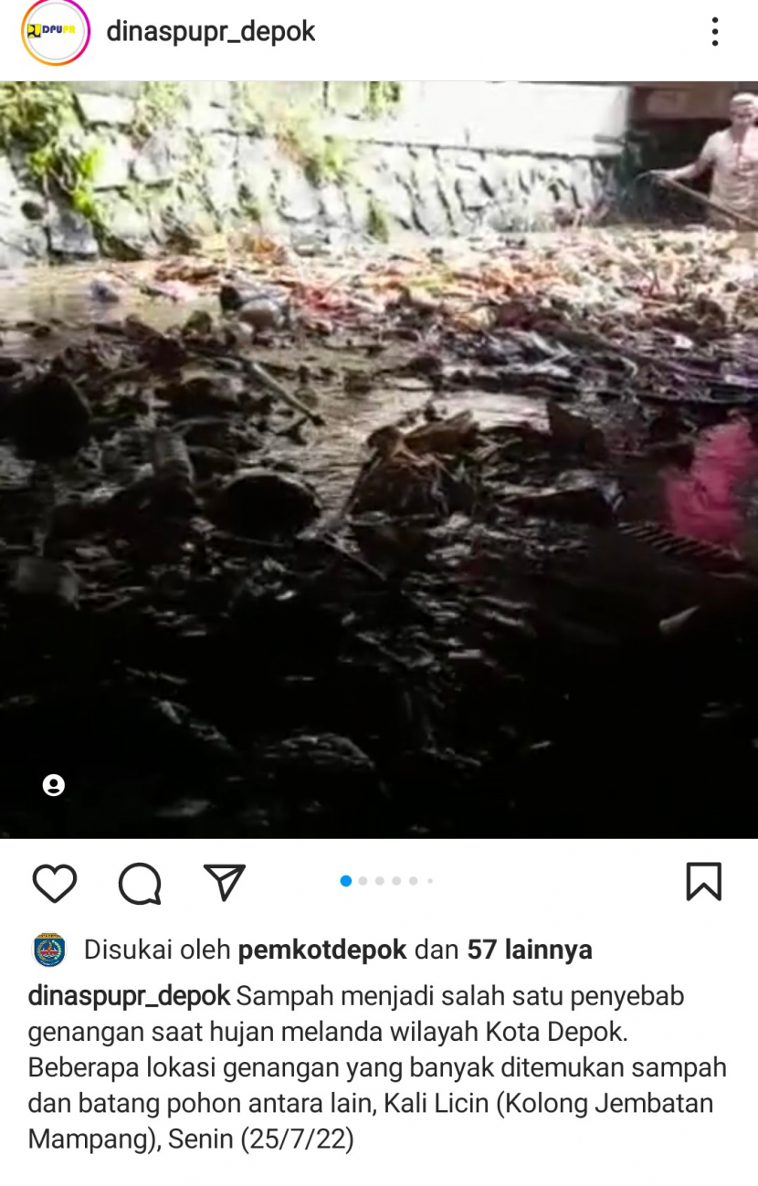 Sampah menjadi 'biang kerok' penyebab Kali Licin meluber dan menimbulkan genangan di kawasan Mampang, Kota Depok. 