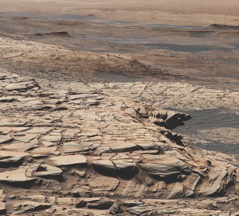 Mosaik dari gambar yang diambil oleh mast camera milik Curiosity di Mars. Ini menunjukkan lanskap formasi batu pasir stimson di kawah Gale. Di lokasi ini, Curiosity mengebor sampel yang diperkaya dengan karbon-12. Foto: NASA/Caltech-JPL/MSSS