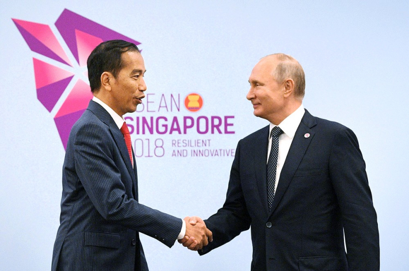 Presiden Joko Widodo berjabat tangan dengan Presiden Rusia Vladimir Putin pada KTT ASEAN-Rusia di Singapura 2018 lalu. Reuters/Sputnik/Alexei Druzhinin/Kremlin