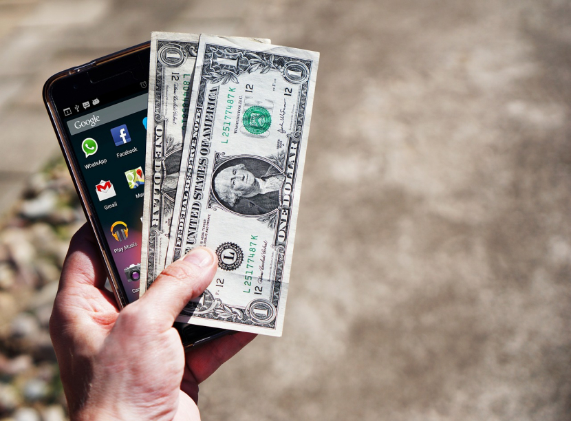 Mendapatkan uang lewat handphone alias telepon genggam kini kian mudah (foto: pixabay)