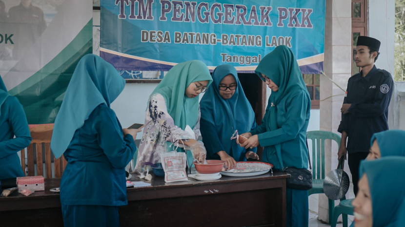 KKN Batang-Batang Laok dalam kegiatan pelatihan pembuatan kripik dan permen kelapa muda.