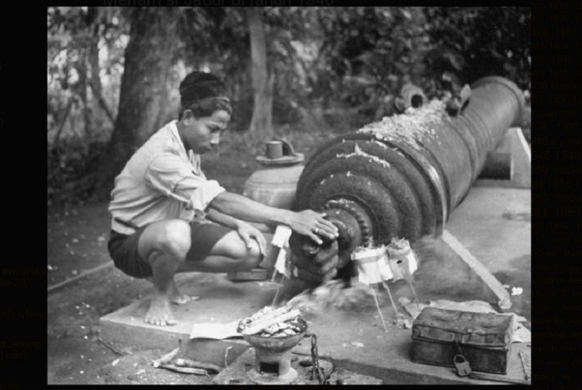 Sajen Meriam Si Jagur. Meriam Si Jagur peninggalan Portugis dan Belanda dikeramatkan orang pribumi dan dianggap bisa mengabulkan permintaan. Foto: IST