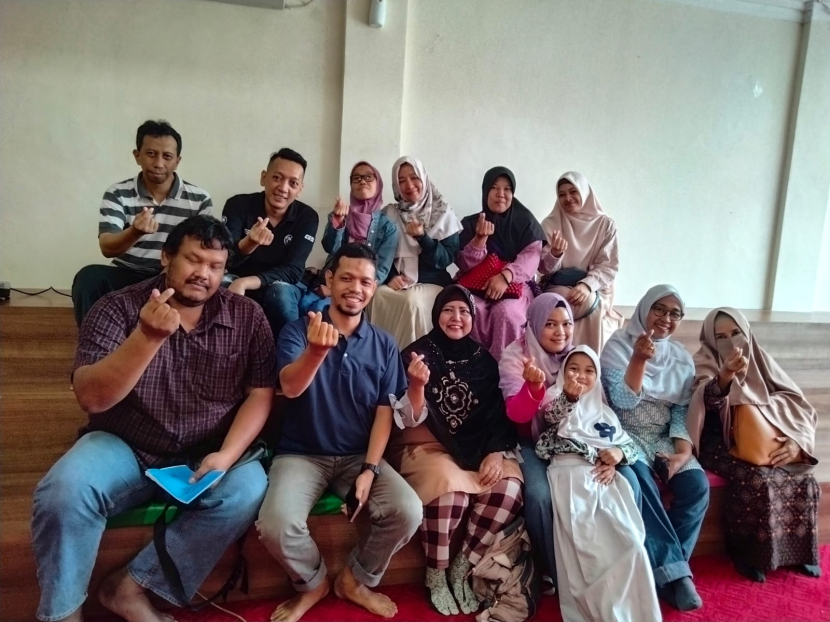 Peserta Sekolah Literasi GMU berpose dengan narasumber Andi Nur Aminah, usai kegiatan dilaksanakan, Kamis (10/8/2023) di Kafe Sapu Lidi, Depok.