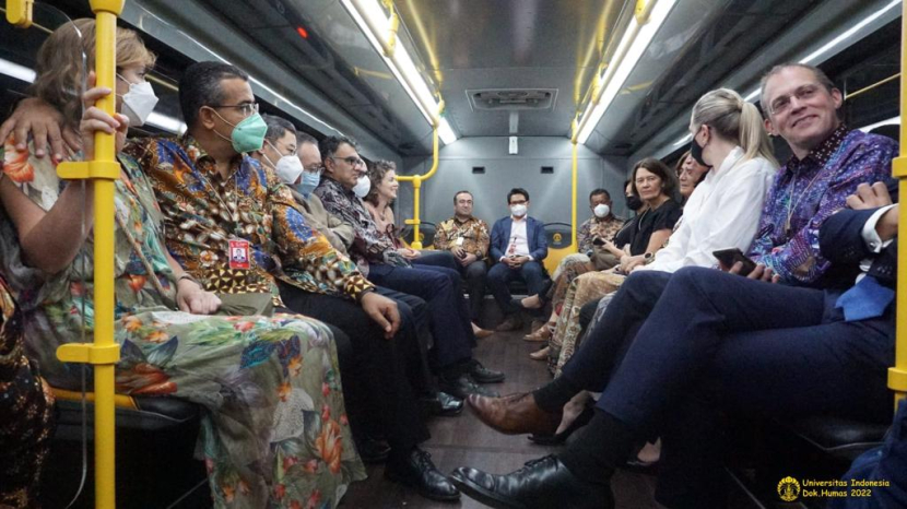 Delegasi Third G20 Sherpa Meeting menaiki bus listrik UI menuju Keraton Yogyakarta pada 26-30 September 2022.