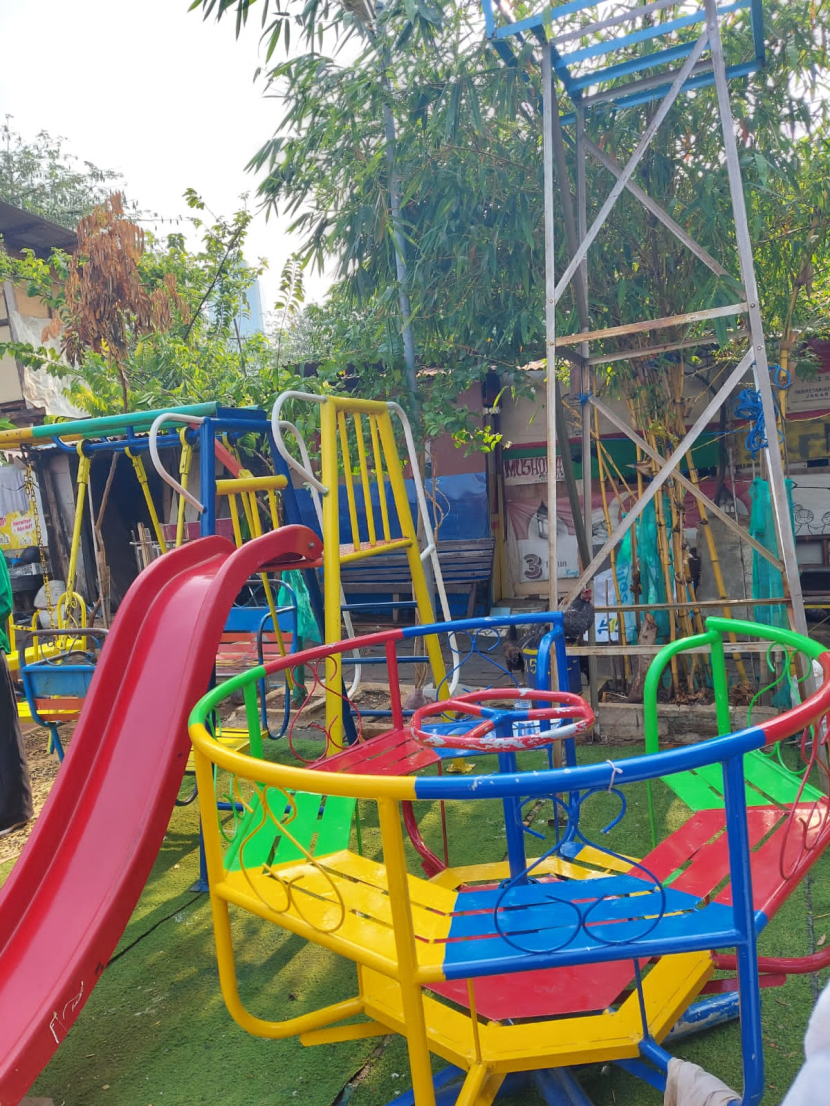 Program Gerakan Nasional Revolusi Mental (GNRM) Universitas Al Azhar Indonesia (UAI) mempersembahkan Pojok Literasi dan fasilitas permainan anak yang dapat menjadi saran kreativitas dan hiburan anak anak di Kampung Cahaya, Menteng Dalam, Jakarta. 