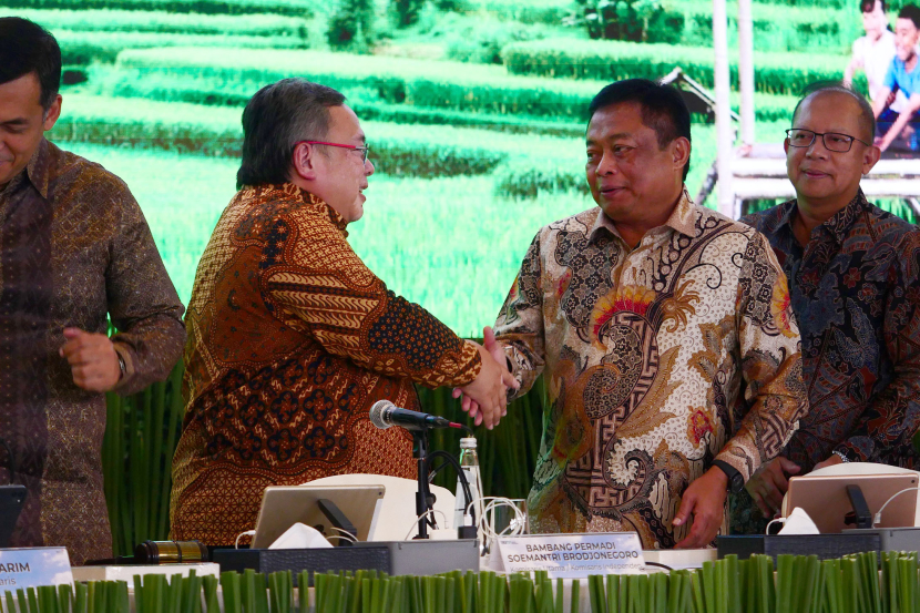 Dirut PT Telkom Indonesia Ririek Adriansyah (kanan) bersalaman dengan Komisaris Utama PT Telkom Indonesia Bambang Soemantri Brodjonegoro usai Rapat Umum Pemegang Saham Tahun Buku 2023 PT Telkom Indonesia di Jakarta, Jumat (3/5/2024).