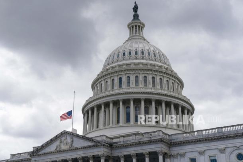 Bendera Amerika berkibar setengah tiang di atas US Capitol, Kamis, 8 September 2022, di Capitol Hill di Washington.