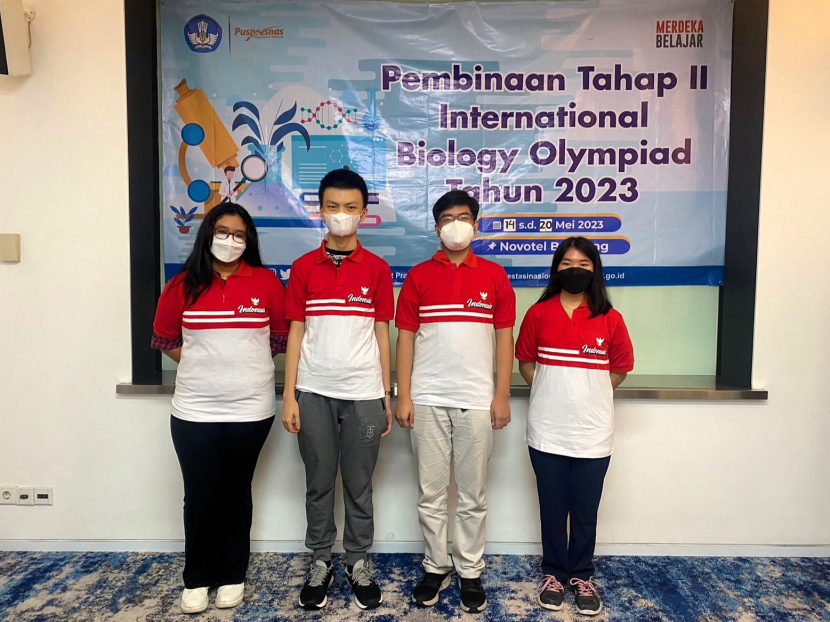 Empat siswa  yang akan mewakili Indonesia pada Olimpiade Biologi Internasional 2023 di Dubai. Mereka adalah Mariel Chrysantha Tampubolon, Nicholas Sidik, Calvin Shevcenko , dan Nakeisha Jovita Purnomo. Foto : puspresnas