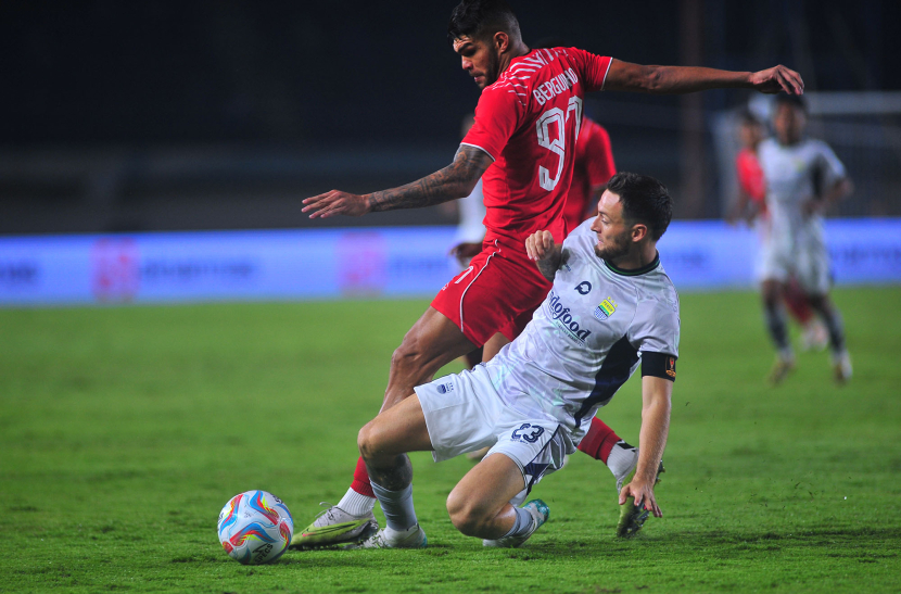 Gelandang Persib Bandung Mark Klok berduel dengan gelandang serang Borneo FC Berguinho pada laga kedua Grup A Piala Presiden 2024 antara Borneo FC melawan Persib Bandung di Stadion Si Jalak Harupat, Bandung, Senin (22/7/2024). FOTO: YOGI ARDHI/REPUBLIKA NETWORK) Nikon D3, Nikkor 300/2.8 ED MF