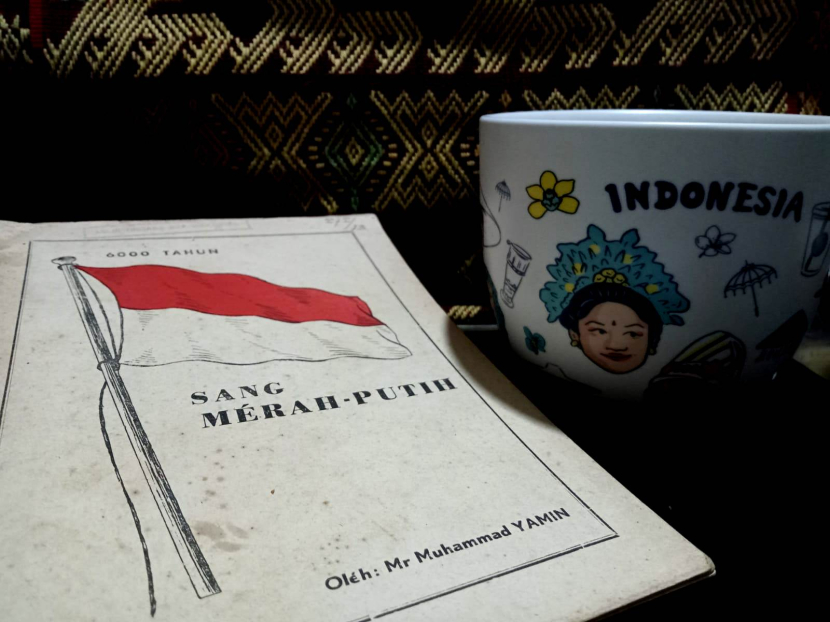 Monako pada 1952 meminta Indonesia mengganti bendera Merah Putih, karena sama dengan bendera Monako. Yamin mematok merah putih sudah dikenal bangsa Indonesia pada 4.000 tahun sebelum Masehi, yang pada 1951 ia sebut sudah berusia 6.000 tahun.