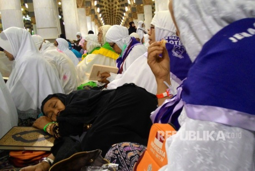 Jamaah haji wanita Indonesia menunggu dengan tertib untuk masuk ke Raudhah, Ahad (30/7/2017). Bolehkah Jamaah Wanita Haid Ziarah ke Raudhah? Ini Kata Ahli Fiqih dari 4 Mazhab. Foto: Republika/Ani Nursalikah