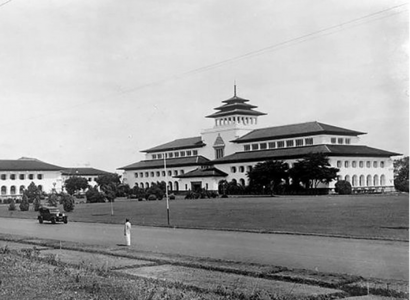 Gedung Sate Bandung. Pemerintah Hindia Belanda pernah berencana memindahkan ibu kota ke Bandung sebelum rencana itu batal karena meletusnya Perang Dunia II.