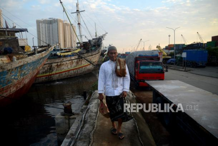 Umat muslim berjalan menuju lokasi Shalat Idul Adha di Pelabuhan Sunda Kelapa, Jakarta, Kamis (29/6/2023). Foto: Republika/Prayogi