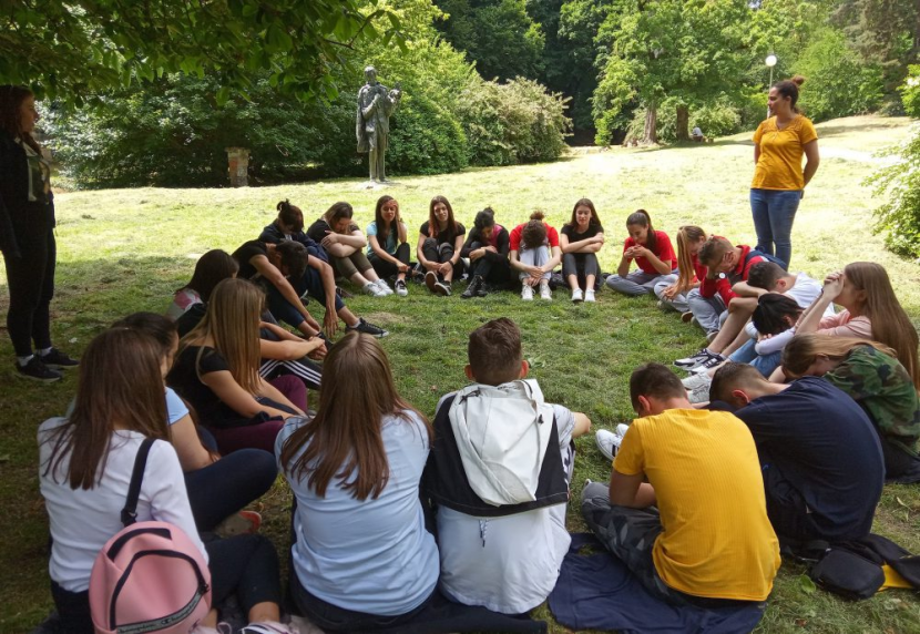 Generasi muda Bisnia dan Serbia berkumpul bersama dalam suatu pertemuan.