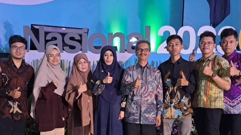 Kepala MAN 2 Kota Malang Samsudin bersama Tim OSN 2023. Foto: kemenag.go.id