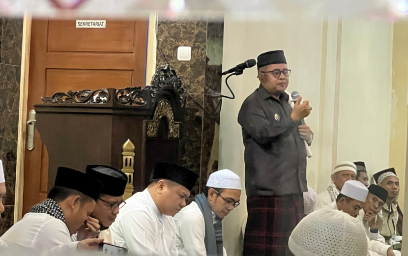 Lurah Rangkapan Jaya Baru, Tajuddin SH (memegang mic) saat memberi sambutan pada cara Subuh Keliling Nur Rajab di Masjid Nururrahman, Ahad (4/8).