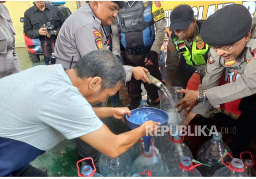 Bantuan air bersih pada warga yang kesulitan air di kawasan Tamansari Bandung