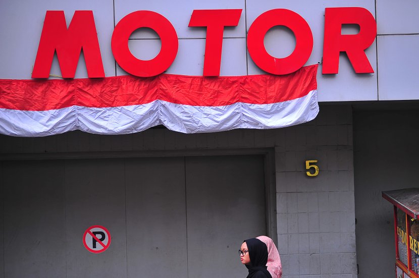 Pejalan kaki melintasi showroom mobil di kawasan Jalan Braga Bandung, Sabtu (17/8/2024). (Foto Yogi Ardhi/Republika Network) (Nikon D3, Nikkor 80-200/2.8 Gen III).