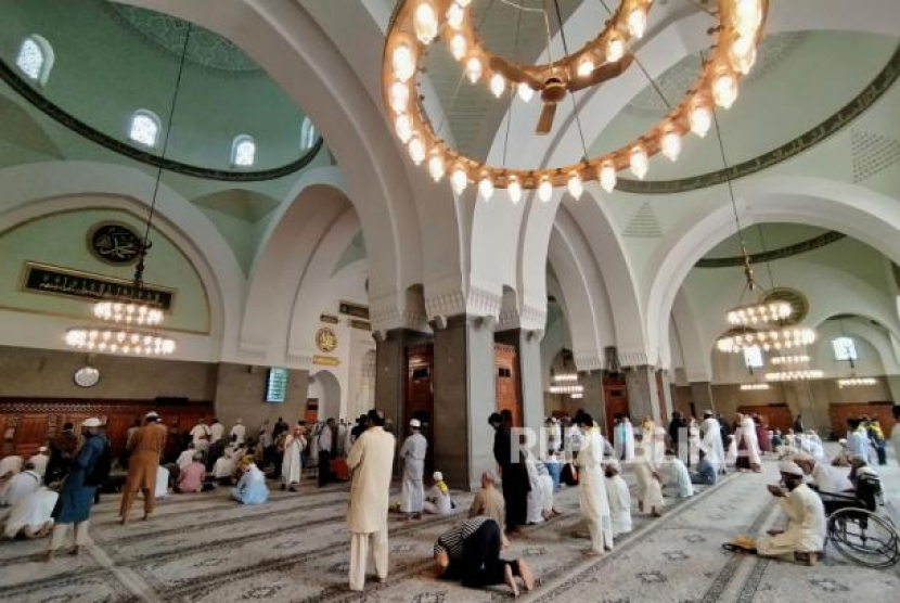 Umat Islam dari berbagai negara melaksanakan sholat saat mengunjungi Masjid Quba di Madinah, Arab Saudi ,Jumat (5/5/2023). Doa Sebelum Sholat, Agar Terbebas dari Gangguan Setan. Foto: Republika/Prayogi